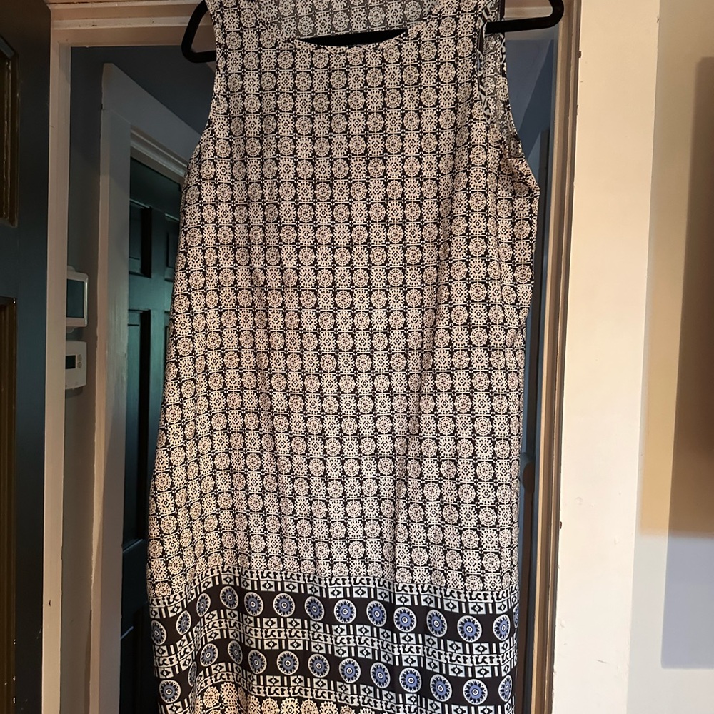 Sleeveless Black and White Patterned Dress